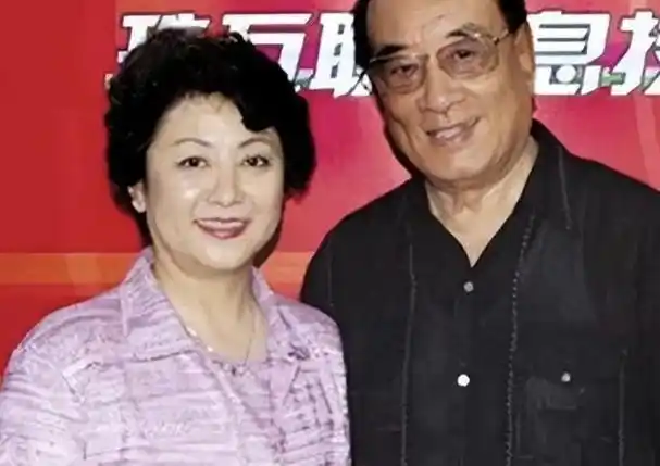 庞学勤:与王心刚齐名,照顾精神病发妻一生,80岁再婚娶妻子闺蜜