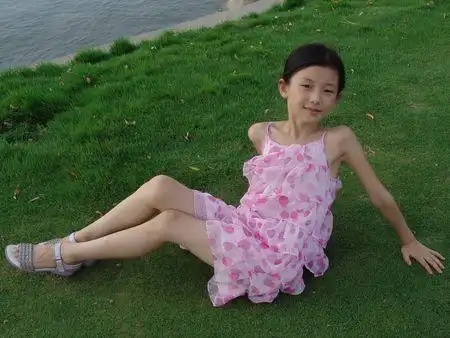 谁有11——14岁女孩赤脚穿凉鞋或赤脚的照片.