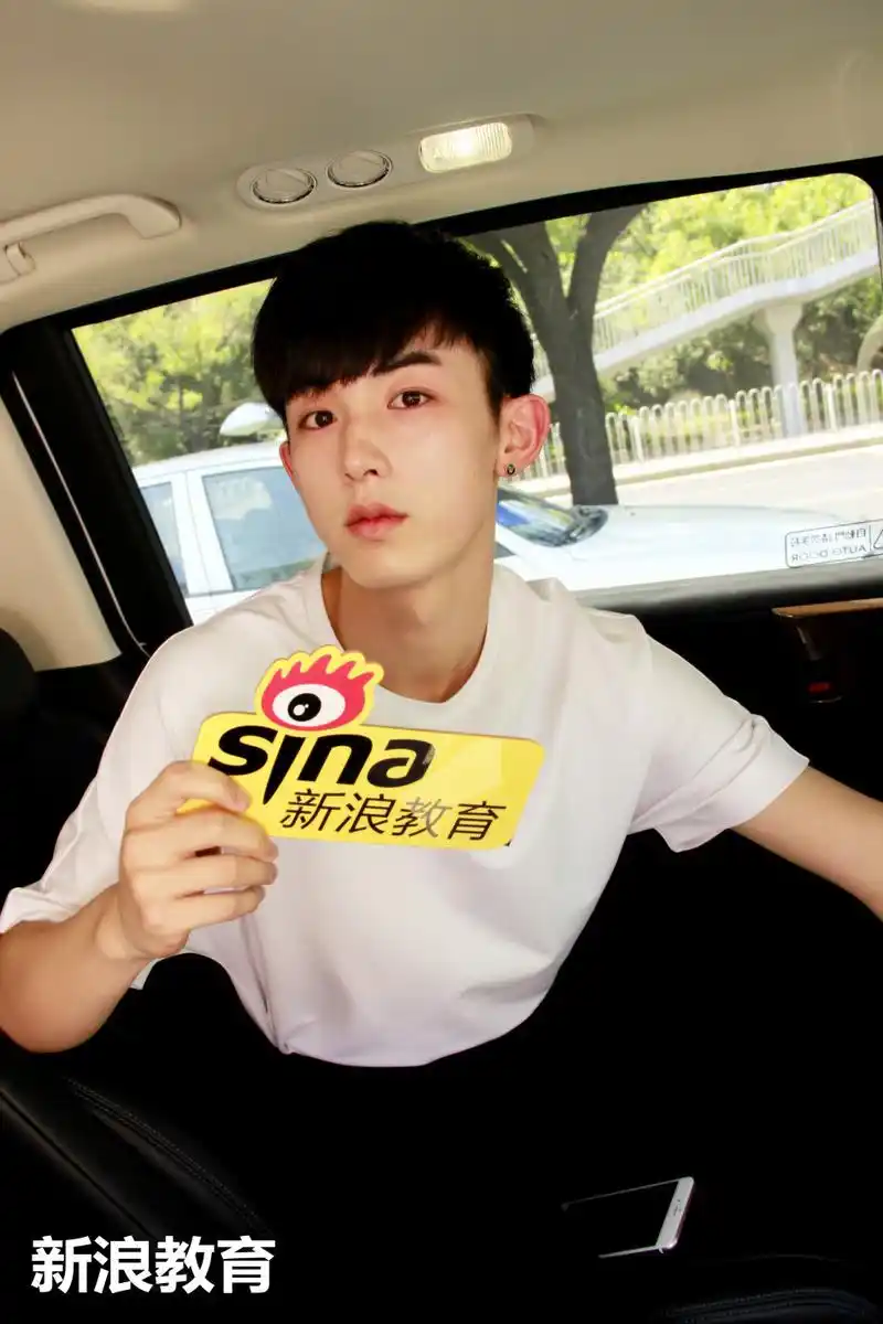 郭俊辰北影报到引围观