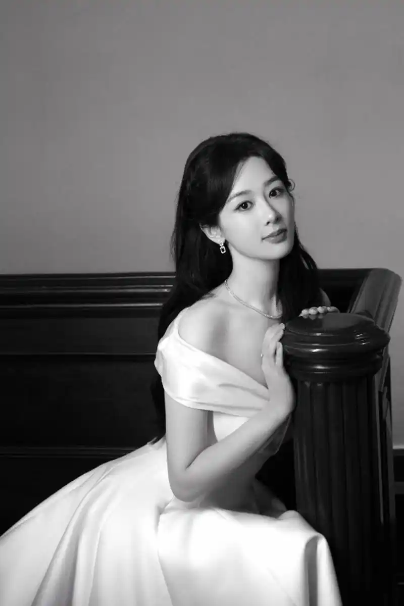 清新脱俗,花容月貌的#杨紫# 纤瘦苗条的身材,婀娜多姿;丰韵傲人的事业