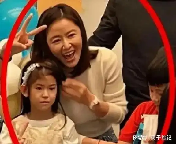 林心如女儿正脸照曝光6岁小海豚五官硬朗跟霍建华似复制粘贴