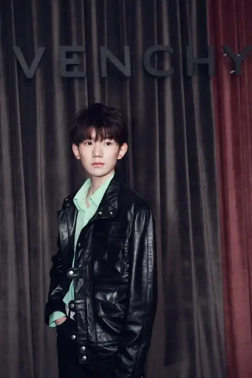 王源黑色皮衣酷雅帅气写真