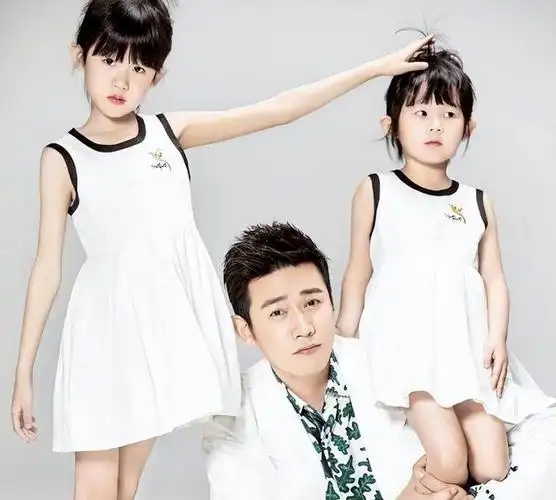 陆毅一家四口上海街头被偶遇16岁贝儿已高过妈妈姐妹俩腿绝了