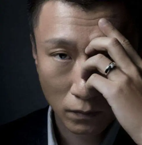 如何看待孙红雷室内抽烟和王源抽烟时的评论截然不同?