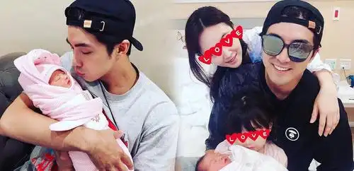 贺军翔晒一家四口照 惊喜宣布二女儿出生