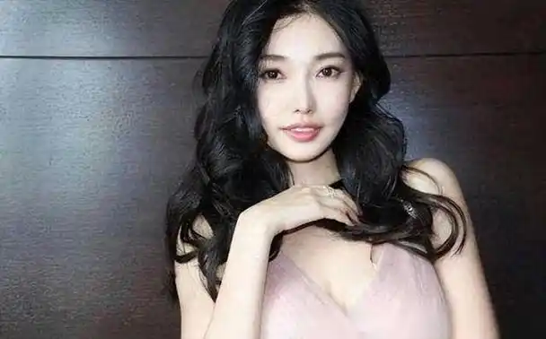 被王晶发掘时才大二,拍三部戏捞金26亿,如今成为最美晶女郎