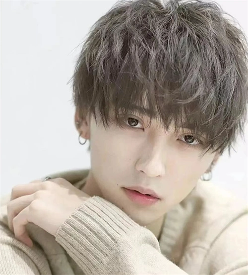 其实日系男生烫发,往往是定位烫和纹理烫一块出现的,因此你看到的大