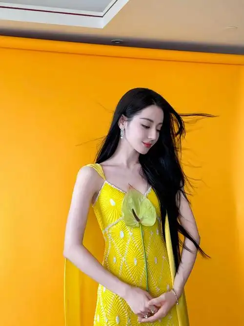 迪丽热巴最新活动美照