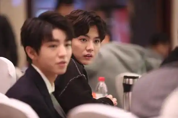 鹿晗王俊凯同框亮相台下交流甚欢鹿晗惊讶脸表情好可爱