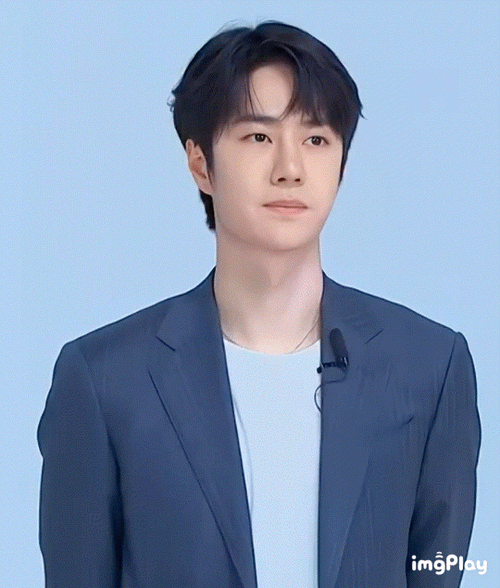 蓝色西装简约帅气!@uniq-王一博