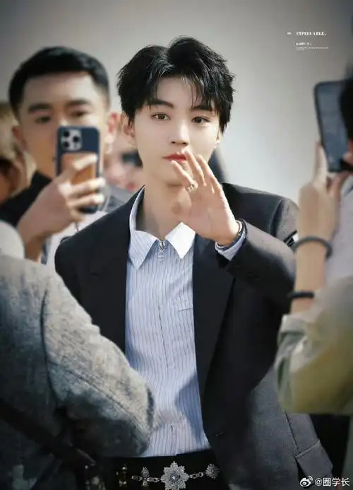 王俊凯巴黎时装周造型