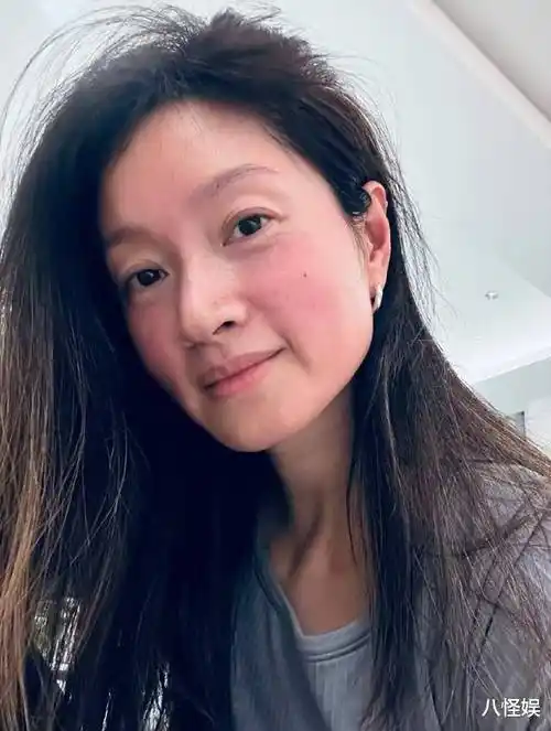 记得之前朱亚文在节目中就说过喜欢老婆素颜,这样方便两个人随时接吻.