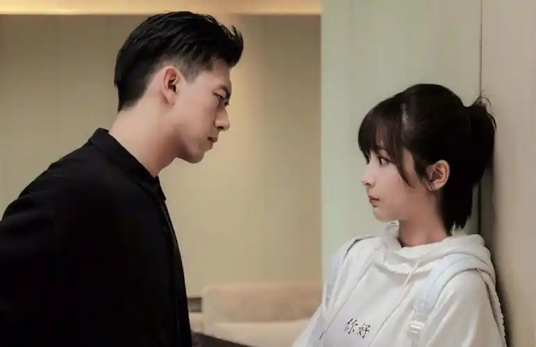 李现杨紫晒合照官宣!童颜夫妇领证完婚?粉丝:愿望成真