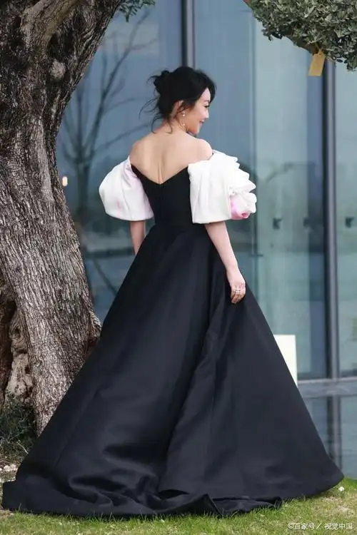 闫妮穿蔷薇礼裙风情万种,打扮时尚出机场遇热情粉丝接机