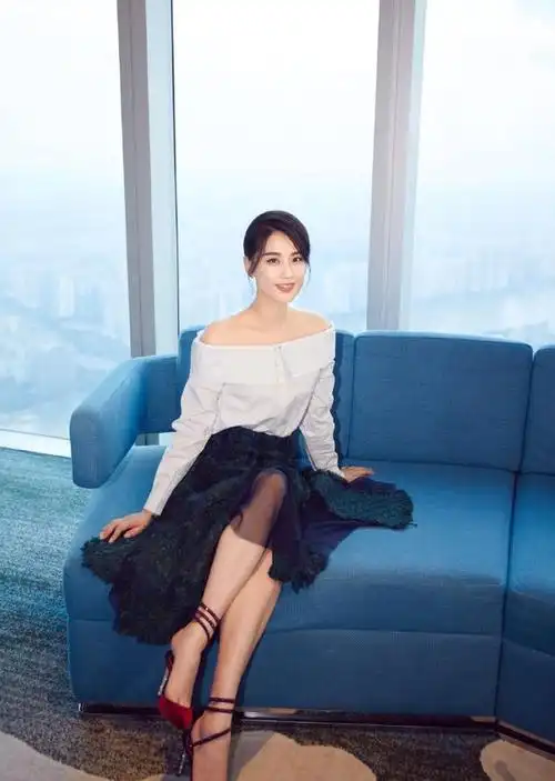 黄圣依真不愧是豪门阔太穿白衬衫嫩如当年美出新境界