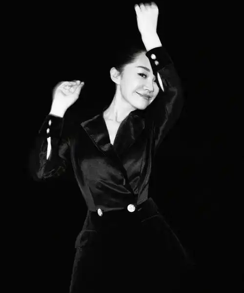 54岁许晴身材性感火辣圆润穿低胸裙女人味十足