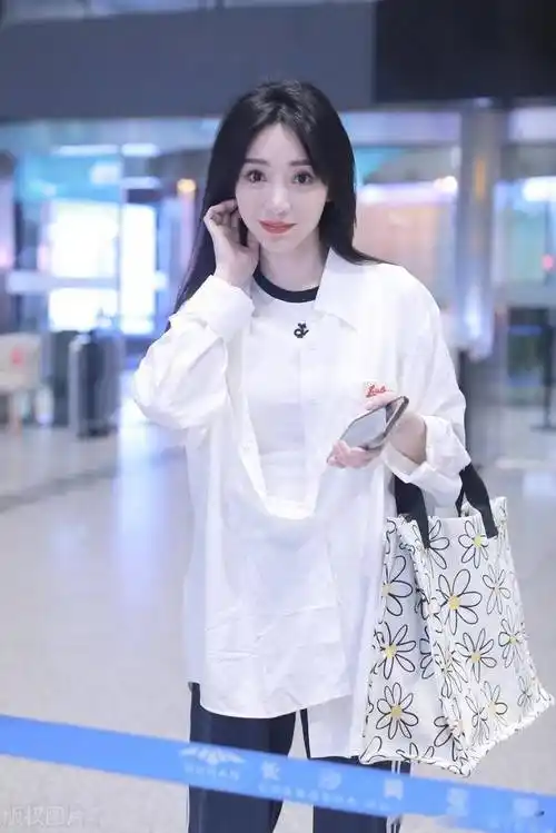 柳岩街拍:乌黑长发穿纯色上衣清爽亮丽_湖南_长沙_机场