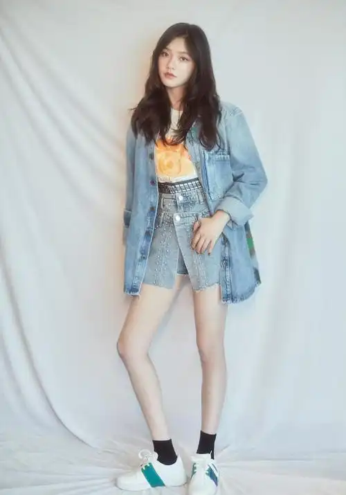 林允时尚简单造型现身,这大长腿令人窒息,实名羡慕了