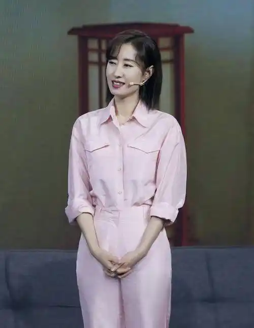 刘敏涛美丽的太好了,穿大地色西装套装出席活动,不像45岁的人_时尚