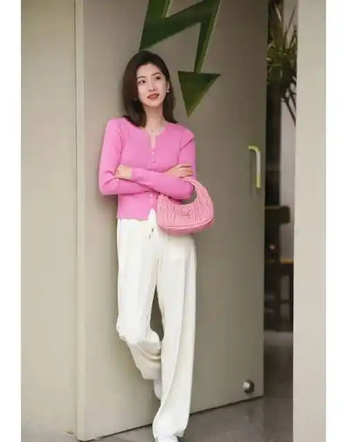 粉色毛衣搭配白色阔腿裤!让自己瞬间变身粉红美女!如此温柔又优雅!