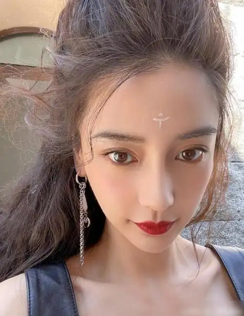 杨颖更新了新剧花絮照额头妆抢镜难道又将出新型潮流图案