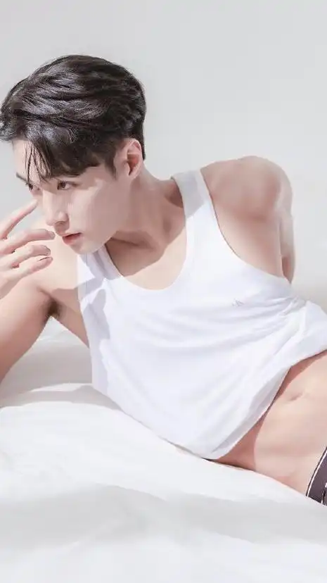 张艺兴背部肌肉线条