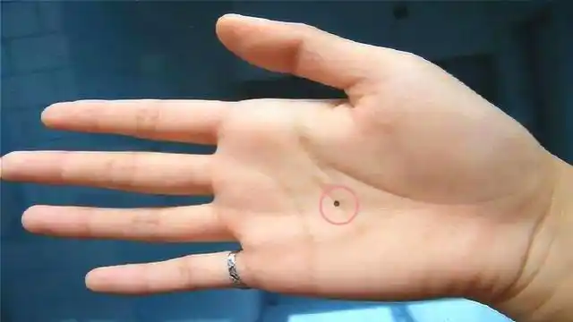 女人右手事业线长痣,天生的理财能手,得贵人相助,老年必有成就