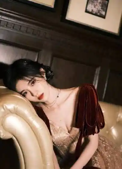 显得_关晓彤_衣服