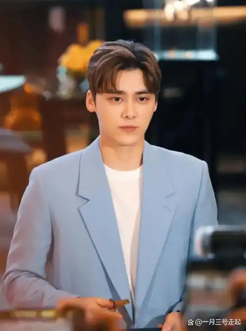 李易峰风波后首露正脸打扮低调人也消瘦了回归普通人生活