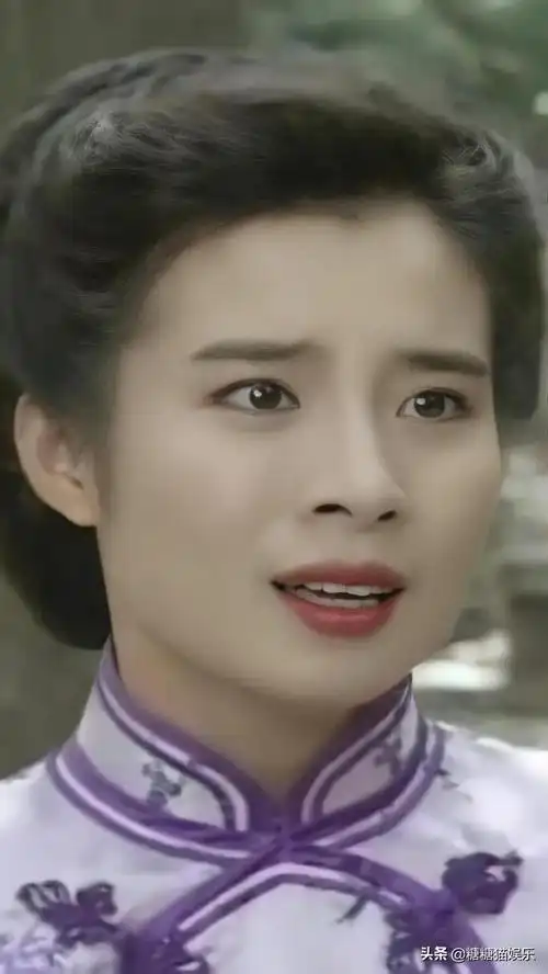 琼瑶女郎岳翎清丽脱俗气质非凡