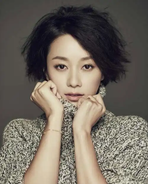 马伊琍晒女儿照片,母女二人依偎在一起,关系融洽让人羡慕