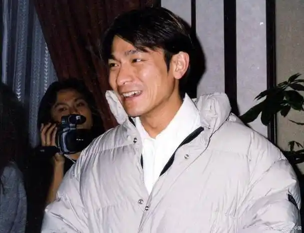 刘德华,这位华语娱乐圈的巨星,在影坛和乐坛都有着极高的成就和地位.