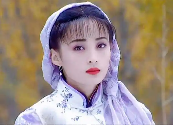 47岁蒋勤勤活动未修生图来了,身穿黑色长裙尽显大气,连怼脸照也不害怕