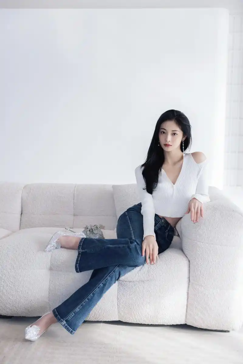 周洁琼白色毛衣搭配蓝色牛仔裤,简单而自然,美的清新脱俗.