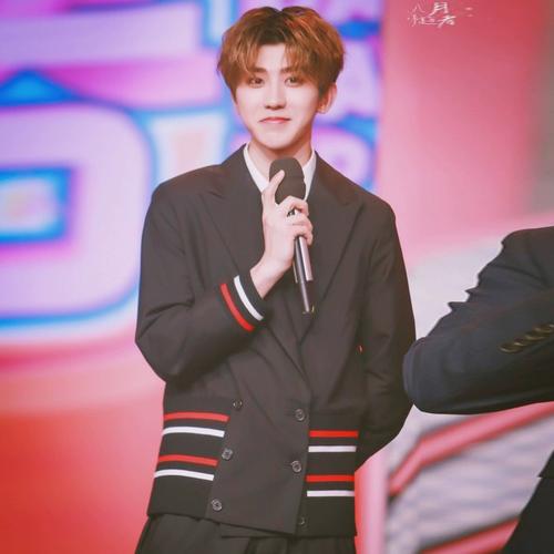 蔡徐坤偶像练习生演出同款跳舞团队服拼接大螺纹红双排扣西装9045