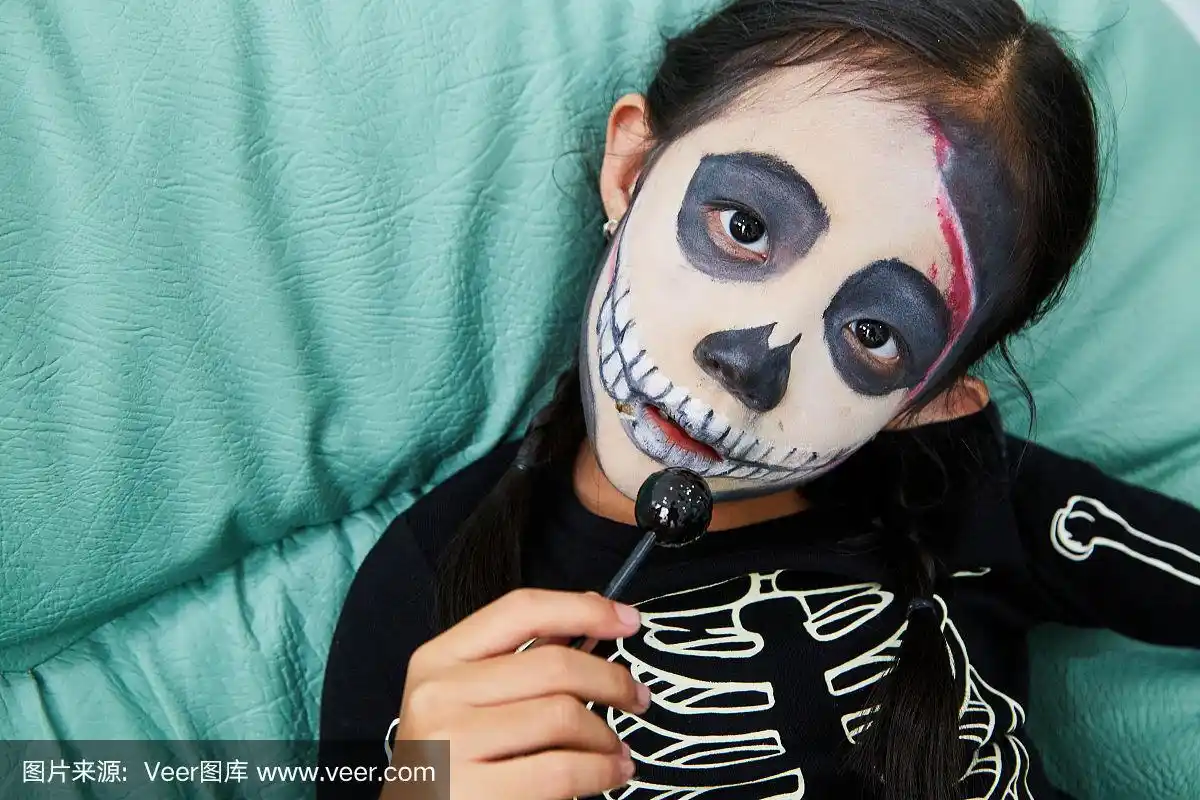 小女孩穿着万圣节僵尸装在家