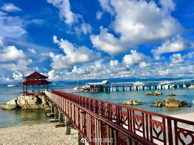 蜈支洲岛旅游风景区拥有30余项海上和潜水娱乐项目