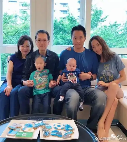 关颖在2015年5月顺利生下了女儿,今年7月又生了儿子,现在一家甜甜蜜蜜