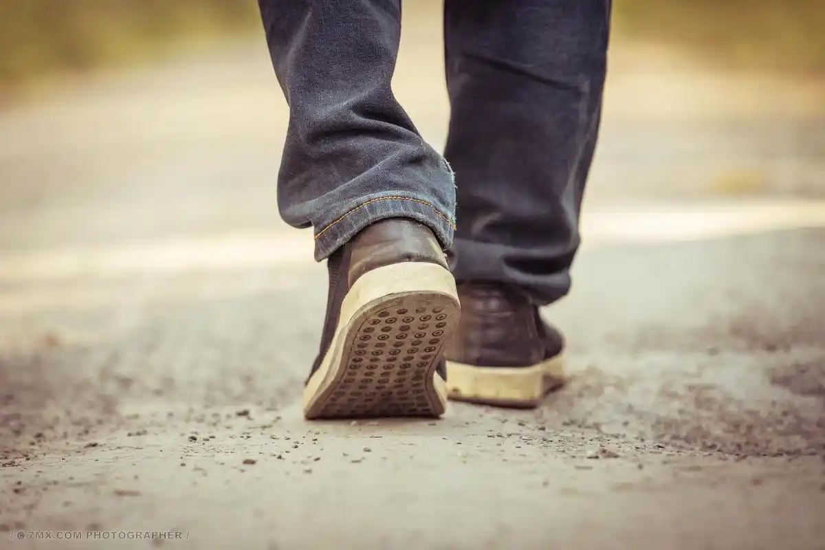 一个人在路上行走 纪实 黄昏 旅行 行走 走路 旅游 户外 秋天 运动