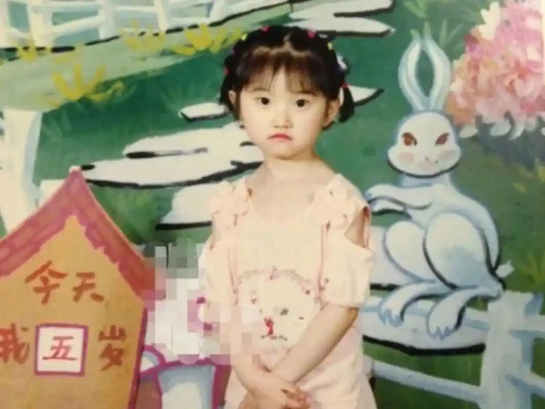 景甜小时候 小时候就是一个小可爱 #明星#