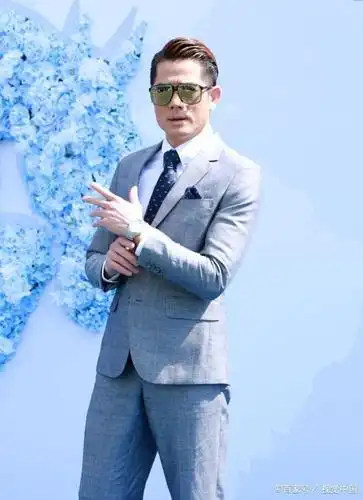 郭富城这个大油头造型阳刚气爆炸!一贯的钢铁男西服,哪像53岁?