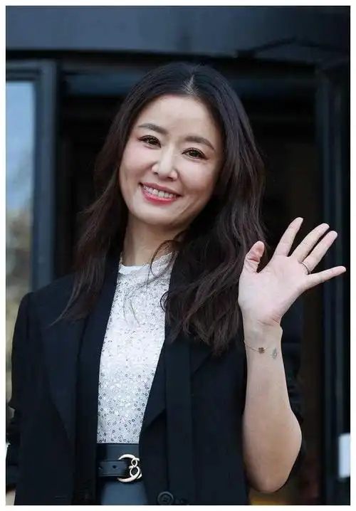 48岁的林心如巴黎之行惊艳现身风姿更胜往日