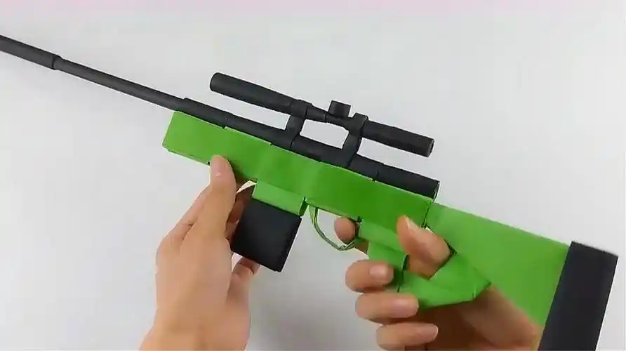 折纸枪大全:帅哥研制了一款awm狙击玩具枪,你也快来试试吧-生活视频