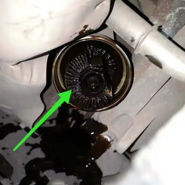 6万公里的别克英朗换机油,修车师傅拆下的机滤,让