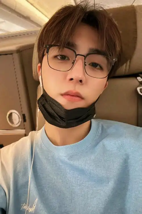 陈立农新年自拍两宫格#陈立农新年自拍两宫格,帅气有范农农新年坷乐