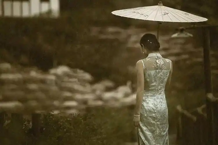 彷徨在悠长,悠长撑着油纸伞,独自作者/戴望舒《雨巷》清丽而又纯净