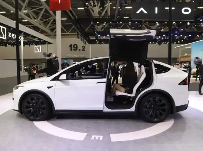 而对于特斯拉车主而言,开门上车的方式就有三种,看到特斯拉的车门把手