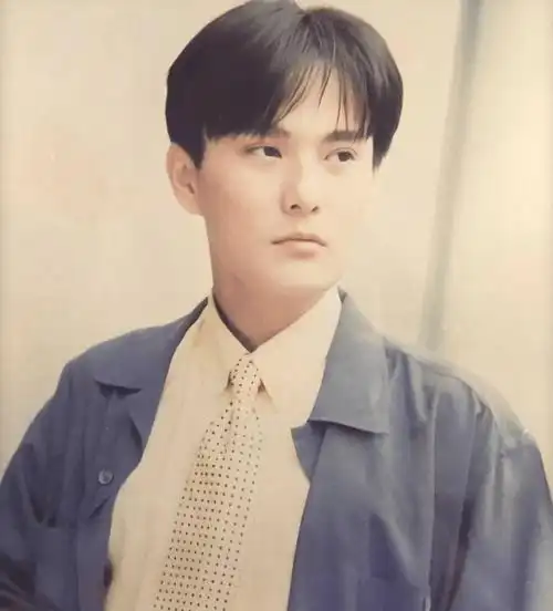 在二十年前,张信哲用细腻柔情的嗓音唱遍了无数男女的恋爱心事,镌刻着