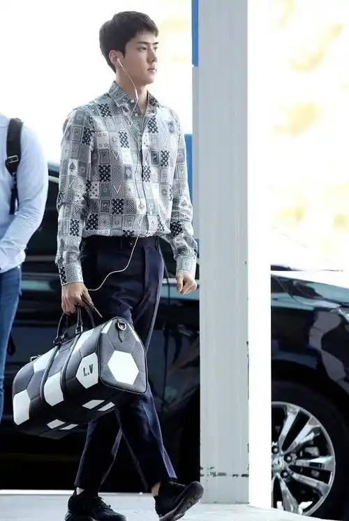 机场的街拍吴世勋显然又成为了焦点,上身则是灰色方块衬衫,下身则是深