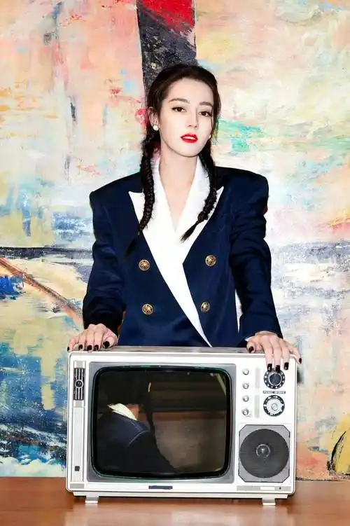 迪丽热巴6套双马尾麻花辫穿搭,可俏皮可端庄风格超百变_女明星_黑色